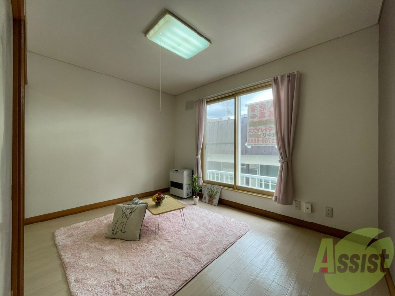 その他部屋・スペース　こちらが洋室です。窓が大きくて明るいですね。