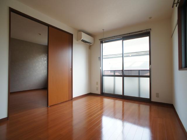 居室・リビング　洋室５．４帖！たっぷり収納がうれしいお部屋です♪