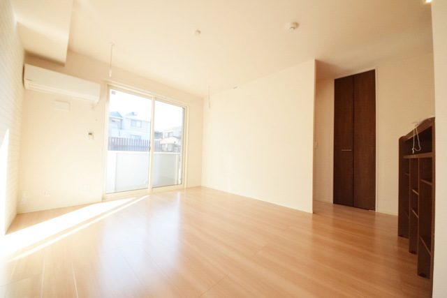 居室・リビング　～～日差しさし込むキレイなリビングですっ