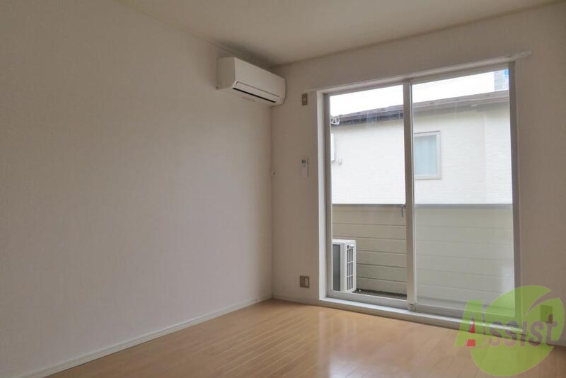 居室・リビング　大きな窓が印象的なお部屋です。床もキレイですね。