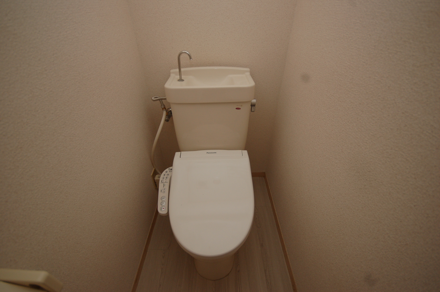 トイレ　温水洗浄便座です（101号室写真）