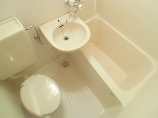 バス・シャワールーム　3点ユニットバス　清潔感のあるバスルーム