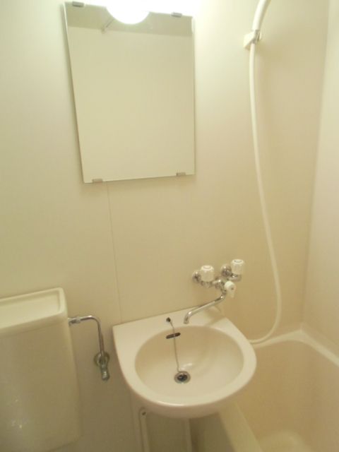 洗面設備　3点ユニットバス　便利な鏡付き洗面台