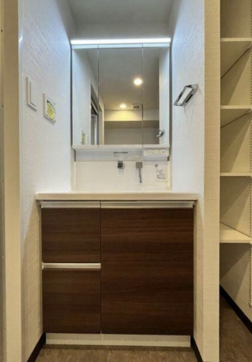 洗面設備　使いやすい独立洗面台です