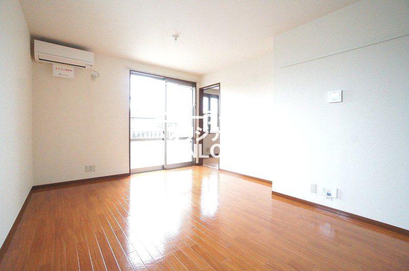 居室・リビング　12.7帖のLDK☆快適な暮らしに欠かせないエアコン付☆