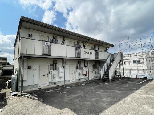 建物外観　建物外観と駐車場