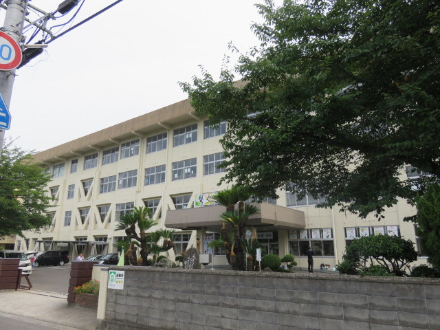中学校　泉川中学校（中学校）まで369m