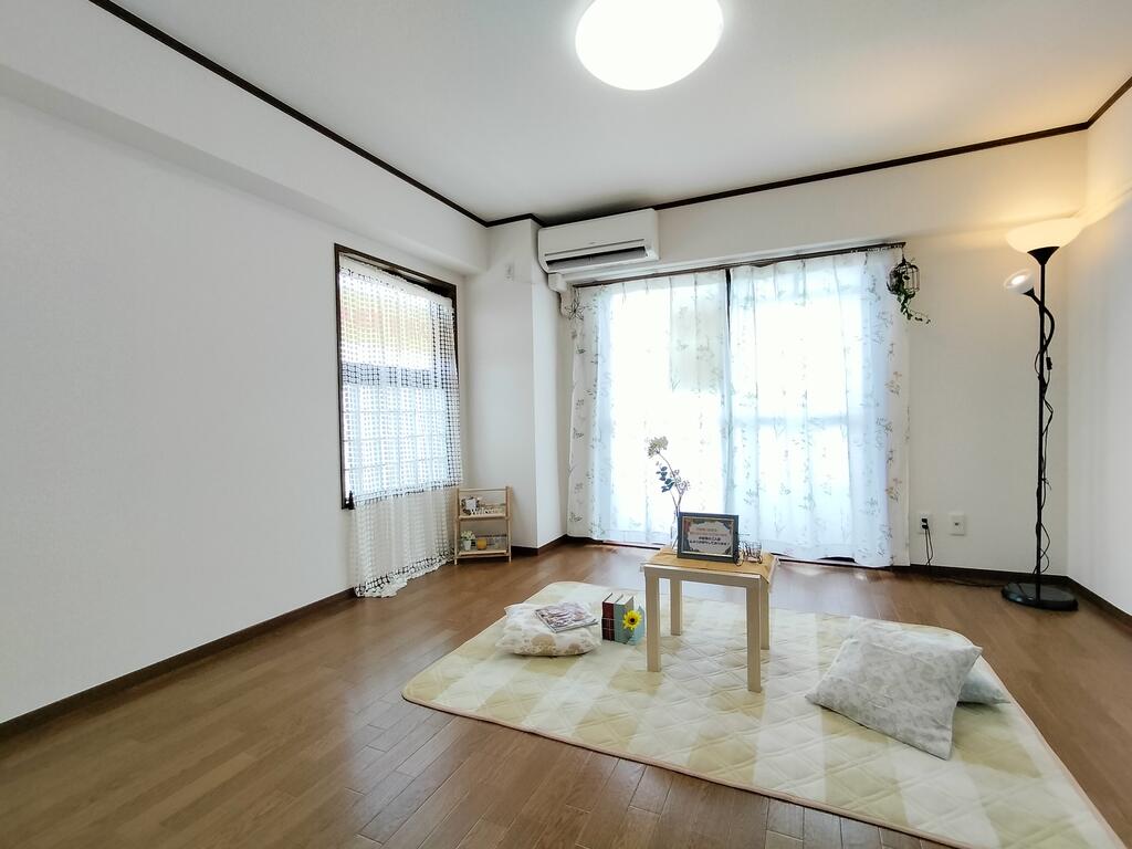 居室・リビング　最上階×角部屋×二面採光で明るい室内