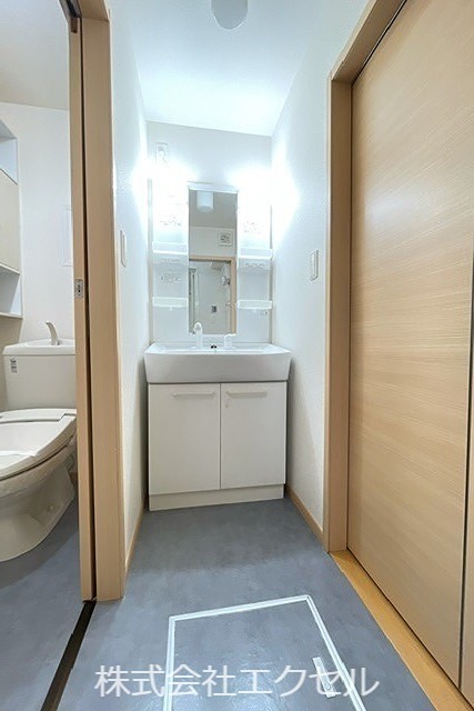 洗面設備　鏡付きの洗面所です。