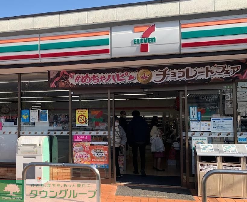 コンビニ　セブンイレブン足立東伊興3丁目店（コンビニ）まで820m