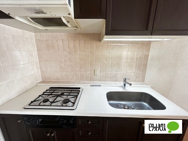 キッチン　３口コンロ、レンジフード