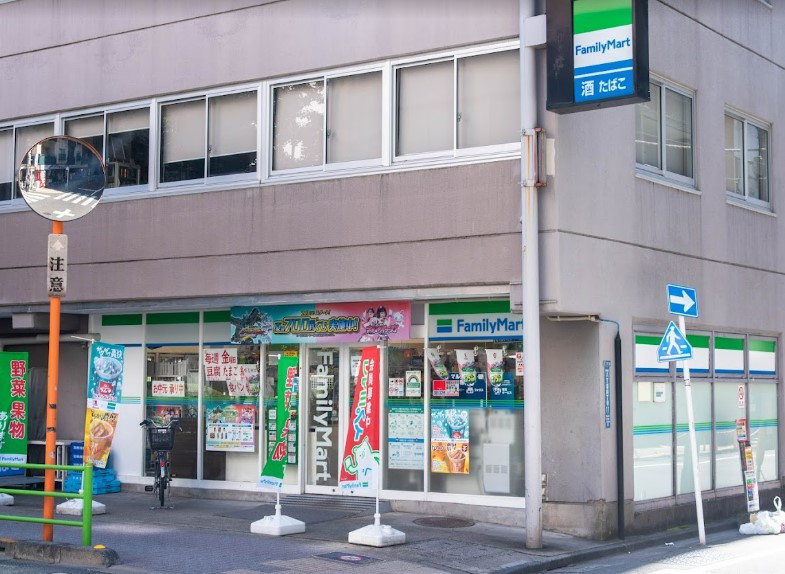 コンビニ　ファミリーマート 八丁堀店（コンビニ）まで227m