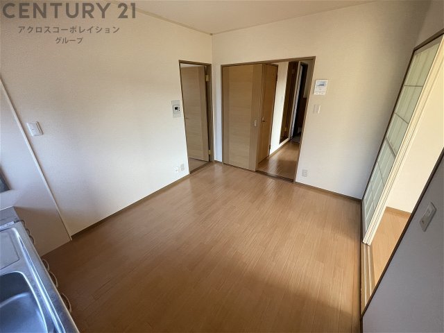 居室・リビング　床色が明るい色合いで、とてもきれいです。