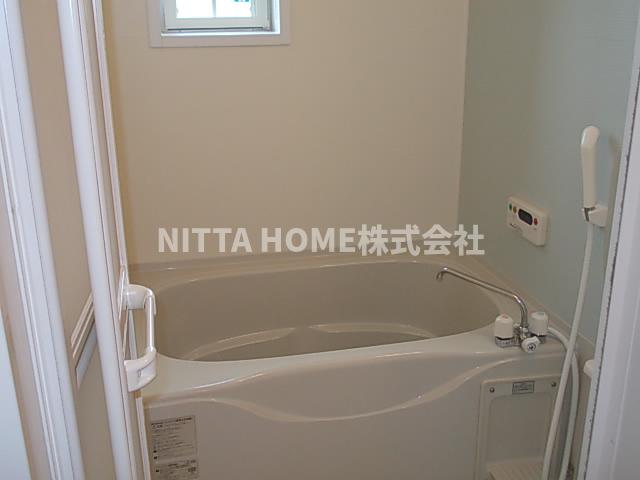 バス・シャワールーム　お風呂には便利な窓が付いています！！