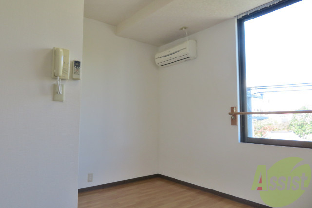 居室・リビング　白と茶を基調とした、キレイなお部屋になります。