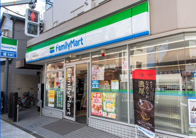 コンビニ　ファミリーマート 中野弥生町店（コンビニ）まで318m