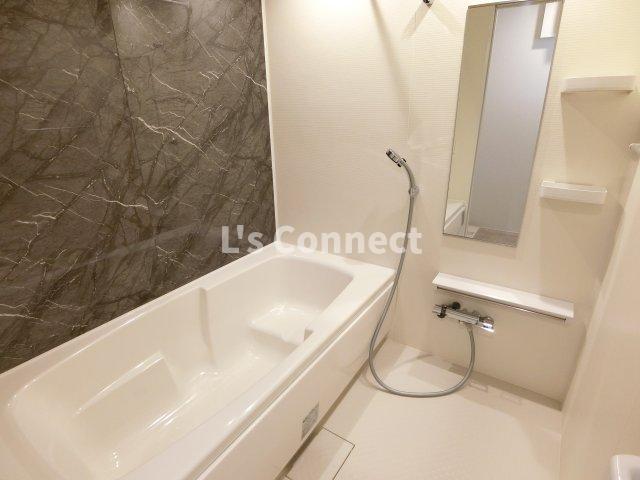 バス・シャワールーム　足を伸ばして入れる１坪浴室。追焚き、浴室乾燥付き。