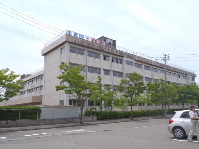中学校　新潟市立小新中学校（中学校）まで497m