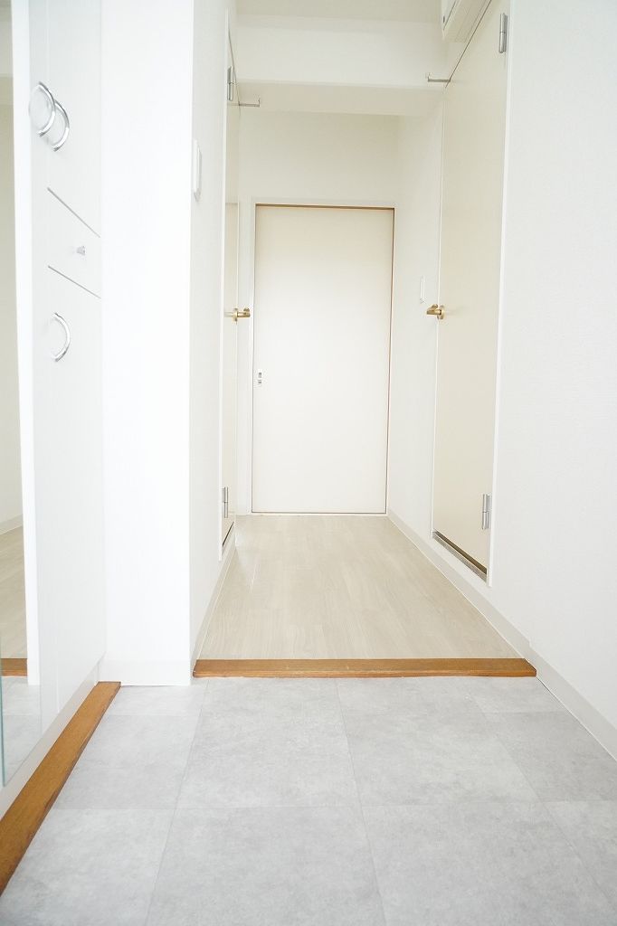 玄関　広い玄関、各部屋に扉がついていて室内が直接見えません