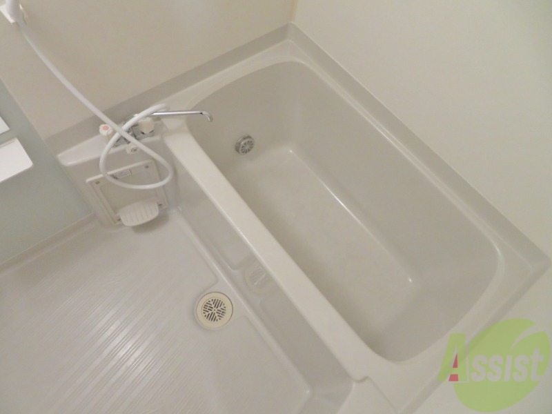 バス・シャワールーム　お風呂は広く明るく、湯船に浸かってリフレッシュ。