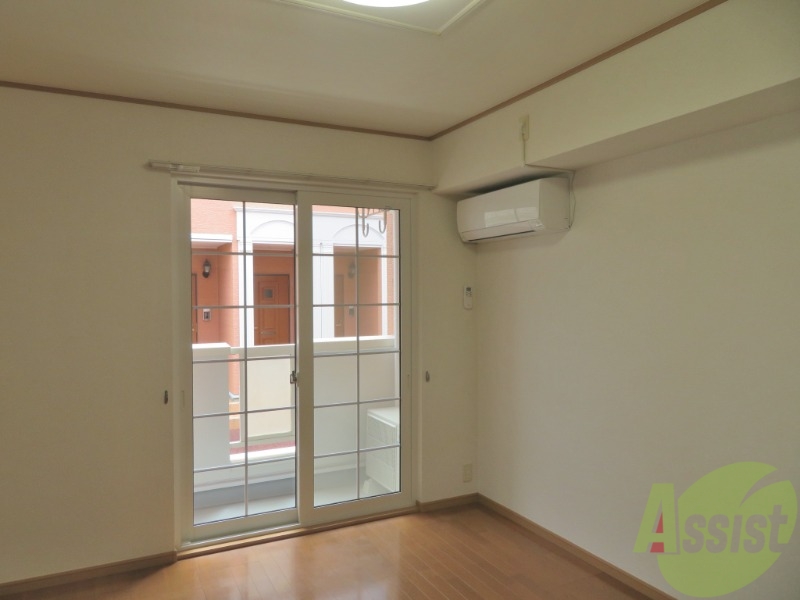 居室・リビング　リビングはバルコニーも付いており、明るく広々しています。