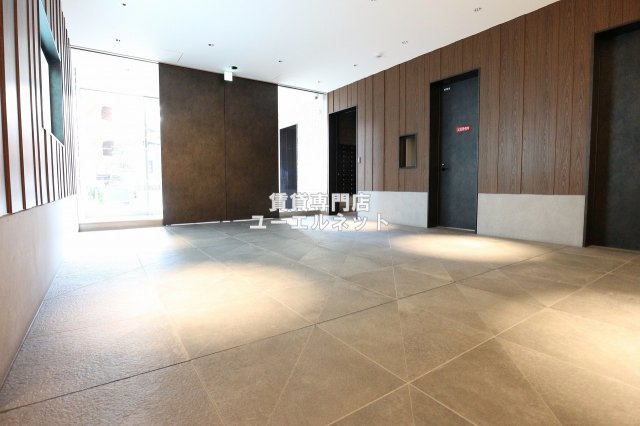 エントランス　毎日通る場所だからこそ、洗練された空間に