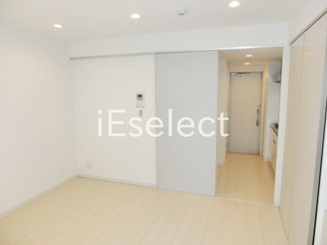 その他部屋・スペース　バルコニーからの洋室です。