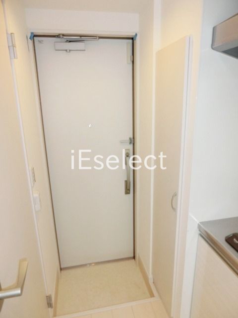 玄関　玄関にはトールタイプのシューズボックス。