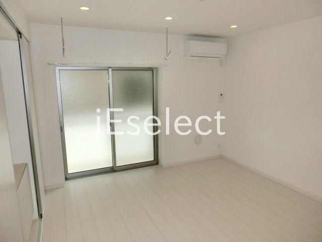 居室・リビング　フローリング張りの明るい洋室です。