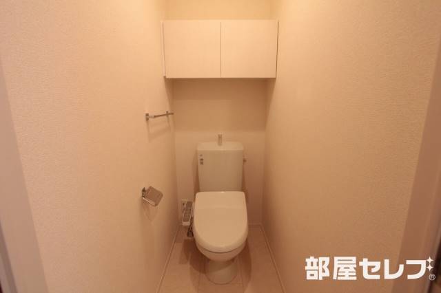トイレ　収納もあり便利なお手洗い
