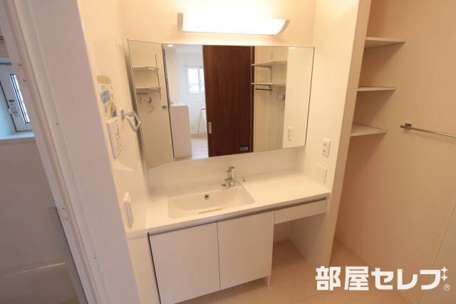 洗面設備　大きな鏡が特徴的です