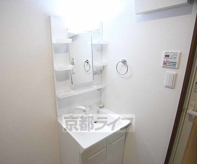 洗面設備　独立洗面台です