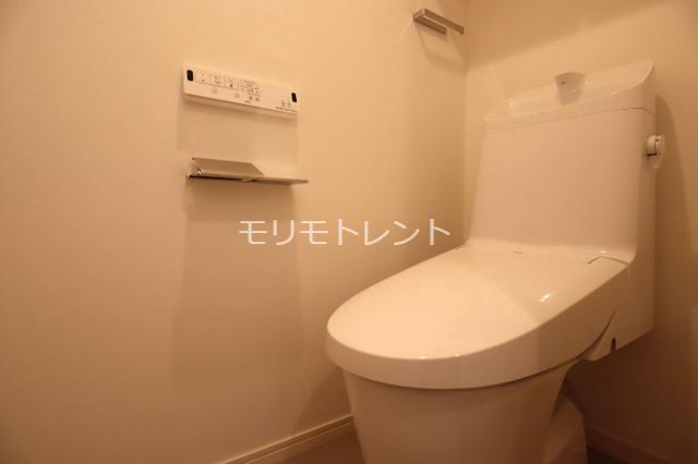 トイレ　落ち着いた色調のトイレです
