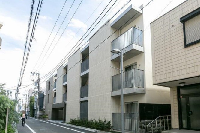 建物外観　鉄筋コンクリート造のがっちりとした建物。