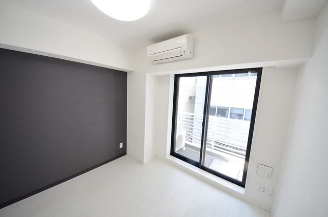 居室・リビング　★大きな窓の、明るいお部屋です★