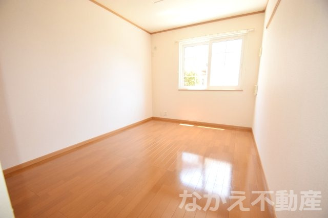 その他部屋・スペース　落ち着いた色調の寝室です