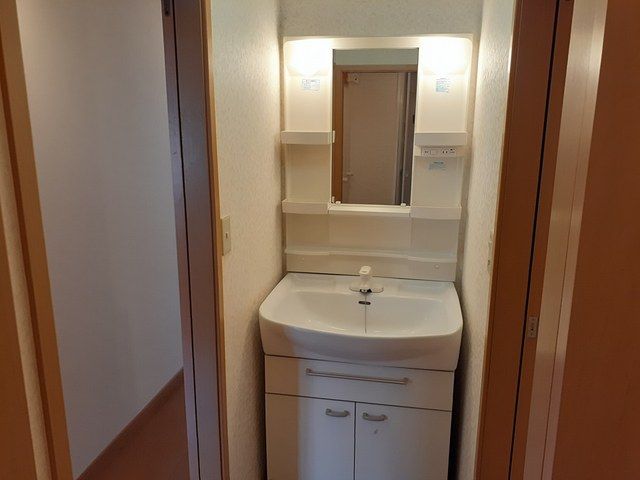 洗面設備　明るい洗面所です