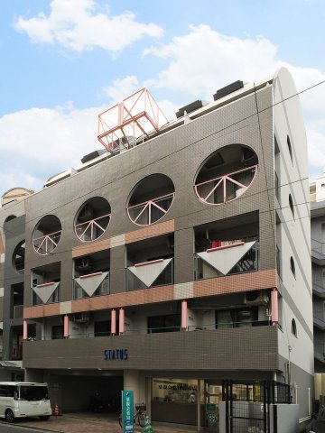 建物外観　オートロックとエレベータ付きのマンションです。