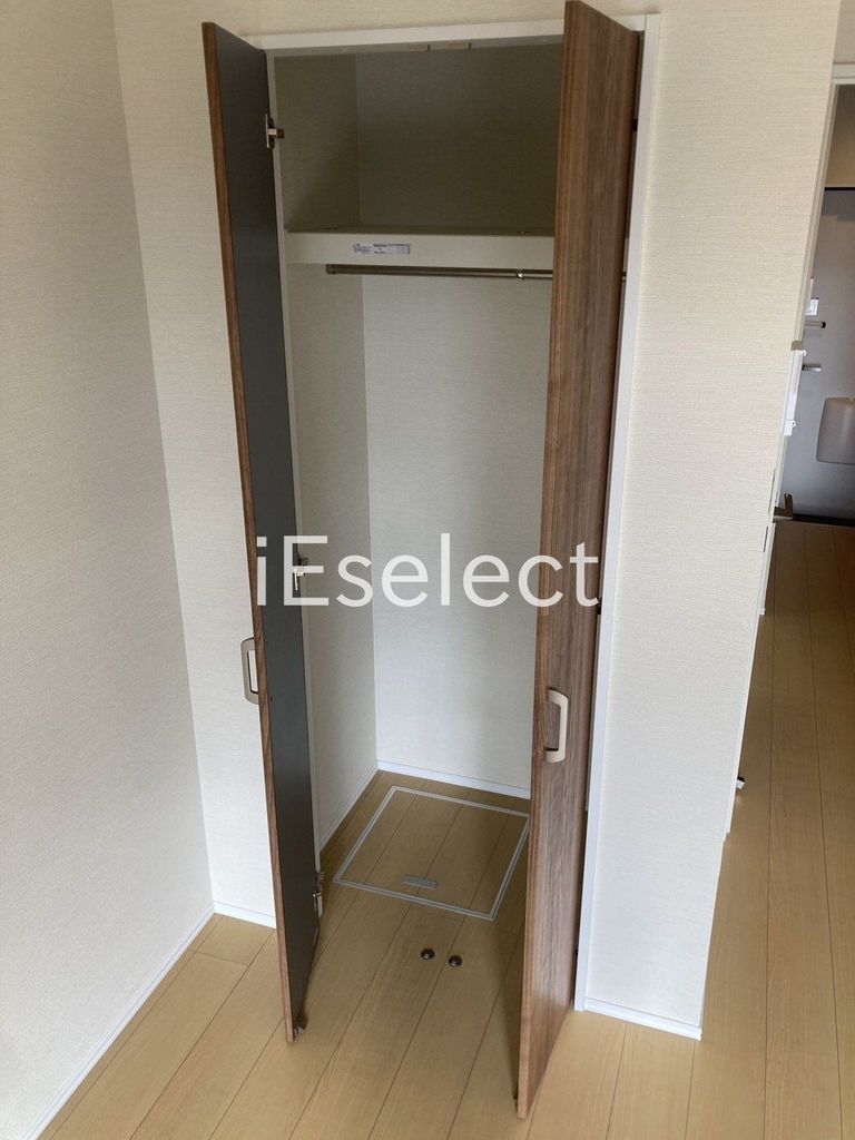 収納　洋服もかけられます