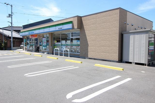 コンビニ　ファミリーマート 高知介良通店（コンビニ）まで323m