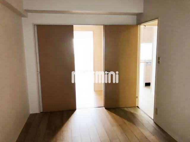 居室・リビング　洋間６．８帖のお部屋です。