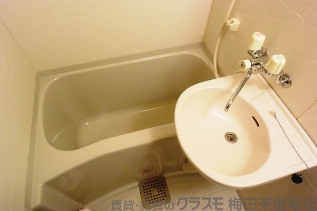 バス・シャワールーム　そこそこ広い浴室