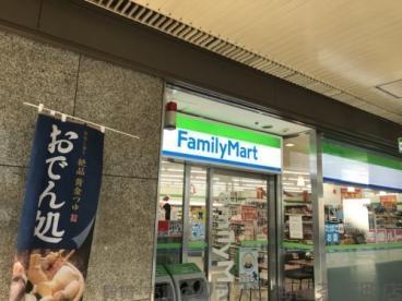 コンビニ　ファミリーマート　小浦大阪駅前第二ビル店（コンビニ）まで363m