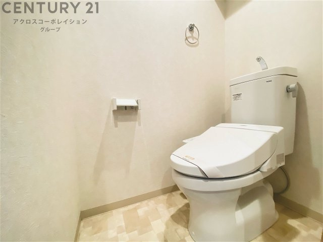 トイレ　温水洗浄便座付きのトイレです♪