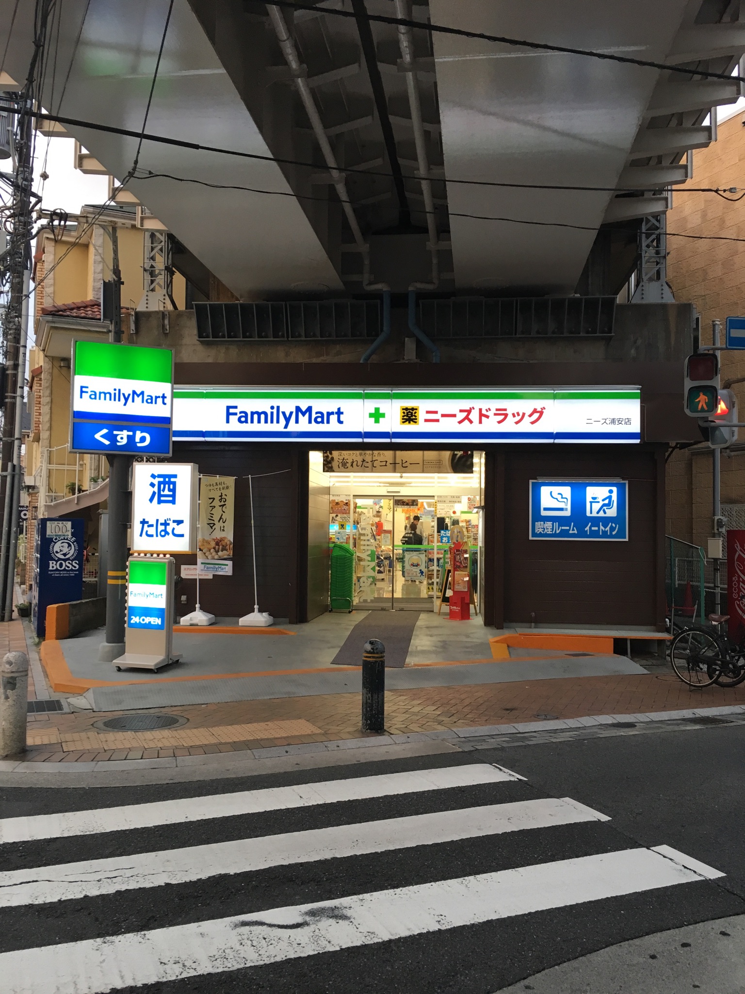 コンビニ　ファミリーマート（コンビニ）まで162m