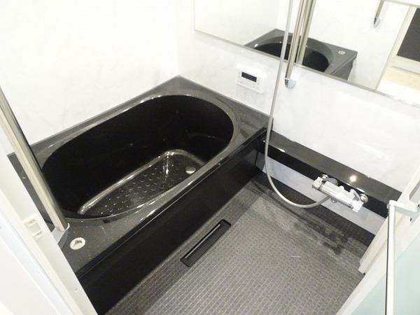 バス・シャワールーム　浴室乾燥機、追い焚き機能付きバス！