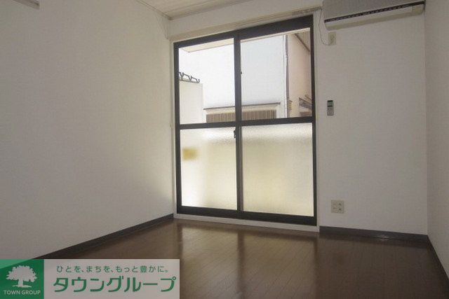 居室・リビング　明るいお部屋ですよ。