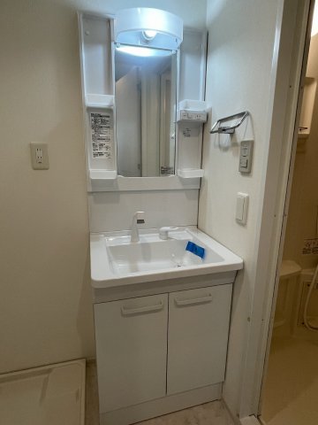 洗面設備　明るい洗面所です