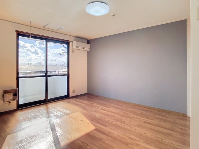 居室・リビング　掲載写真は空室の別部屋を掲載しております。実際のお部屋と仕様