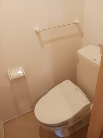 トイレ　落ち着いた色調のトイレです